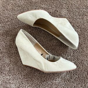 Express Cream Pointed Toe wedges